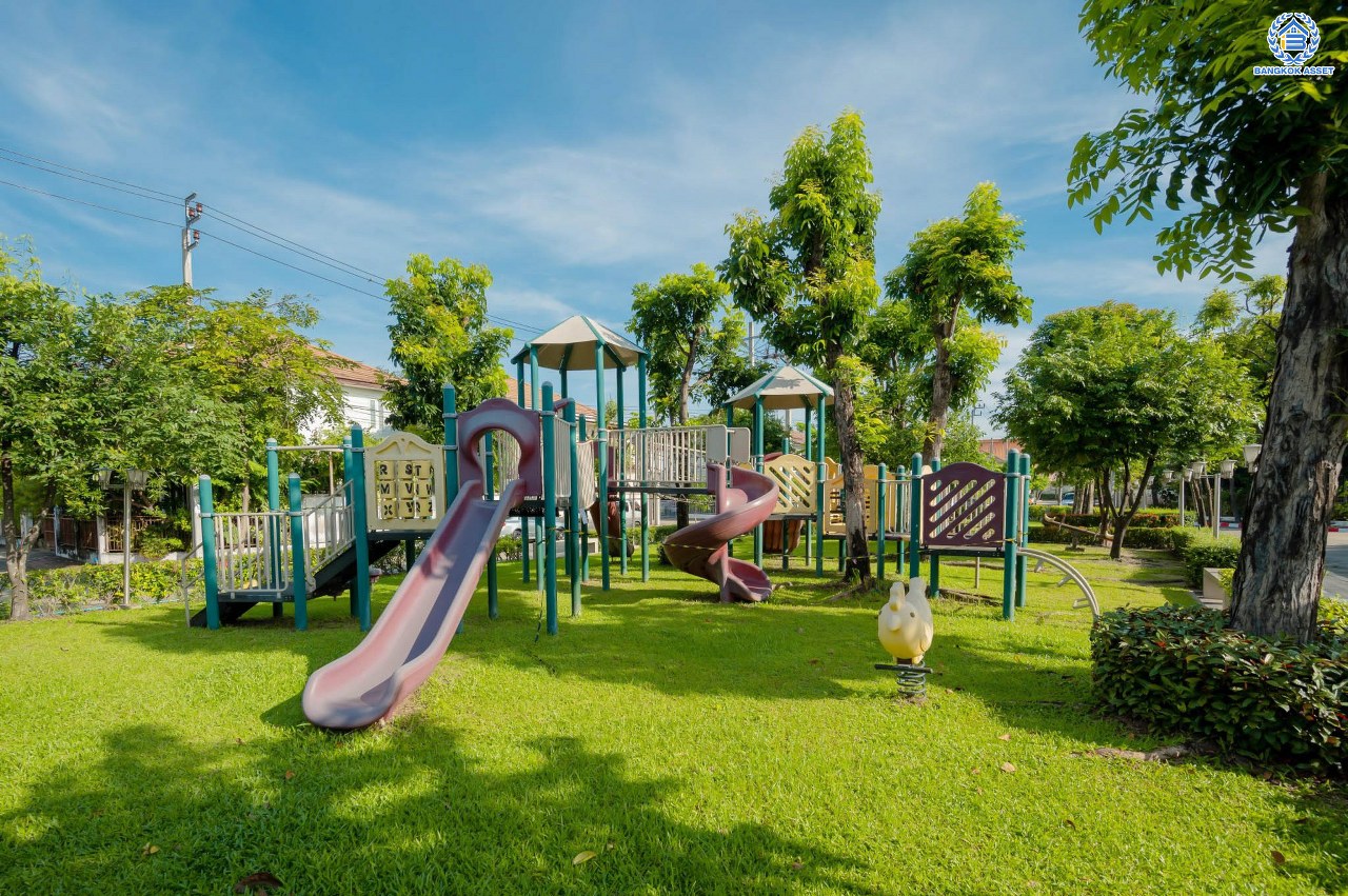 บ้านมือสองตกแต่งใหม่ โครงการ รติรมย์ ฟิฟท์ ราชพฤกษ์-ปิ่นเกล้า หลังมุม เนื้อที่ 57.5 ตร.ว. ฟังก์ชัน 3 ห้องนอน 3 ห้องน้ำ 2 ที่จอดรถ บรรยากาศเป็นส่วนตัว บนทำเลยอดนิยม เชื่อมต่อถนนสวนผัก, ถนนราชพฤกษ์, ถนนบางกรวย-ไทรน้อย ใกล้เซ็นทรัลเวสต์วิลล์ และจุดขึ้นทางด่วน "ศรีรัช"